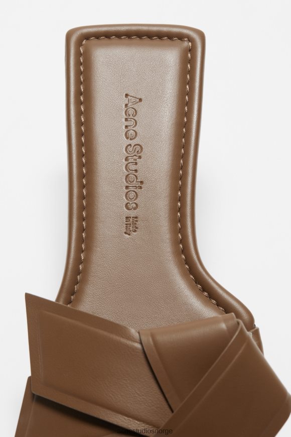 Acne Studios sandal i musubi skinn N2PP4F715 fottøy kamelbrun