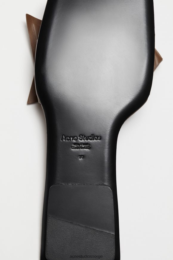 Acne Studios sandal i musubi skinn N2PP4F715 fottøy kamelbrun