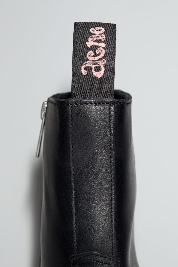 Acne Studios glansede lave skinnstøvler N2PP4F1217 fottøy svart