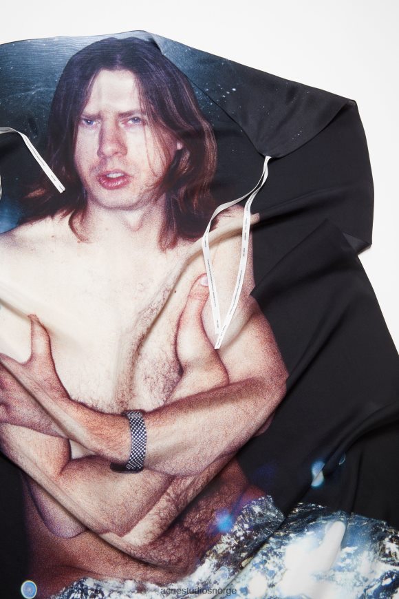 Acne Studios silkeskjerf med trykk N2PP4F672 tilbehør sølv