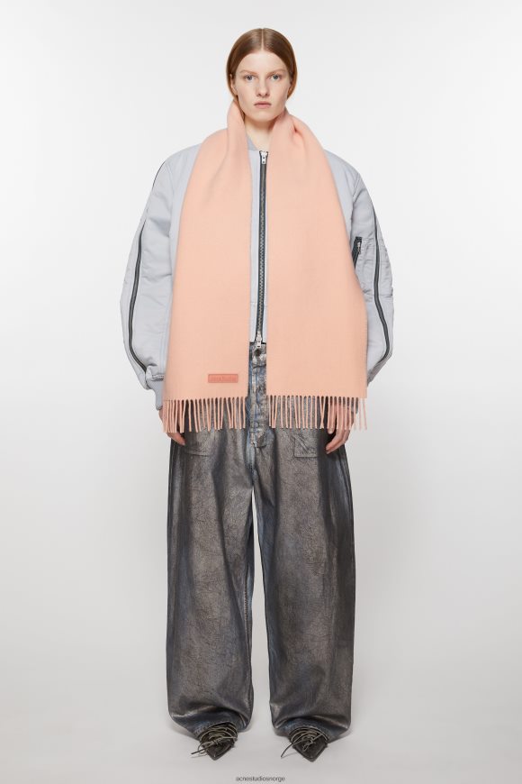Acne Studios ullskjerf med frynser - smalt N2PP4F869 tilbehør fersken rosa