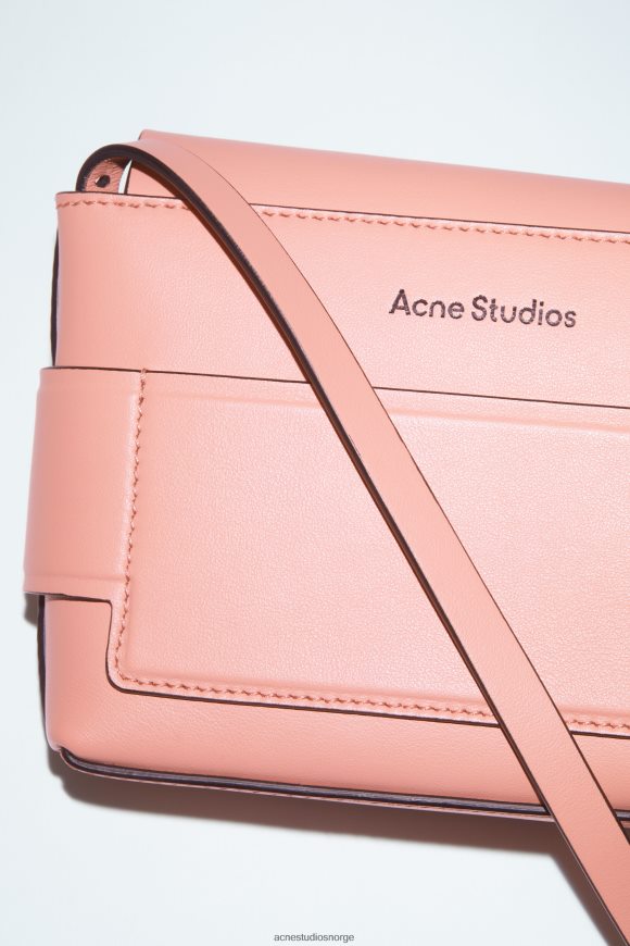 Acne Studios musubi mini crossbody-veske N2PP4F865 tilbehør lakserosa