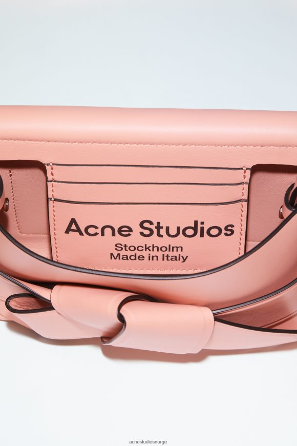 Acne Studios musubi mini crossbody-veske N2PP4F865 tilbehør lakserosa